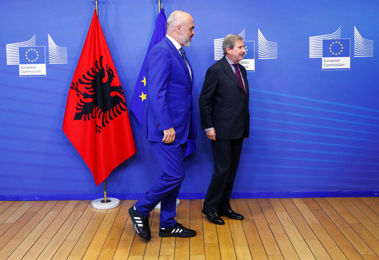 Albaania peaminister Edi Rama kohtus EL-i laienemisvoliniku Johannes Hahniga.