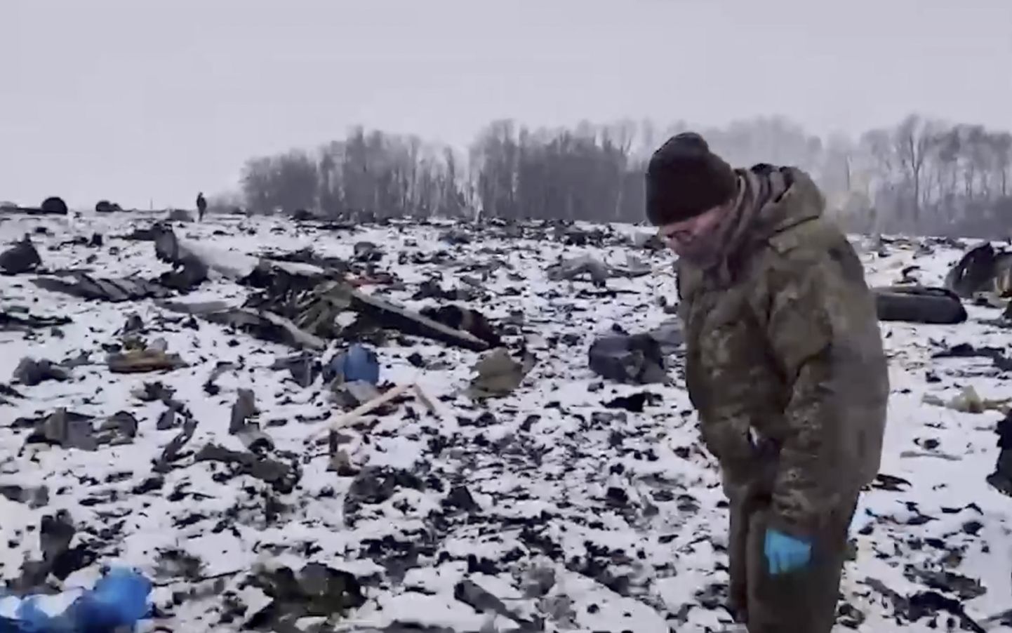 Kaader Venemaa uurimiskomitee avaldatud videost, mis väidetavalt kujutab 24. jaanuaril alla kukkunud sõjaväe transpordilennuki Il-76 rususid Belgorodi oblastis Jablonovo küla lähistel.