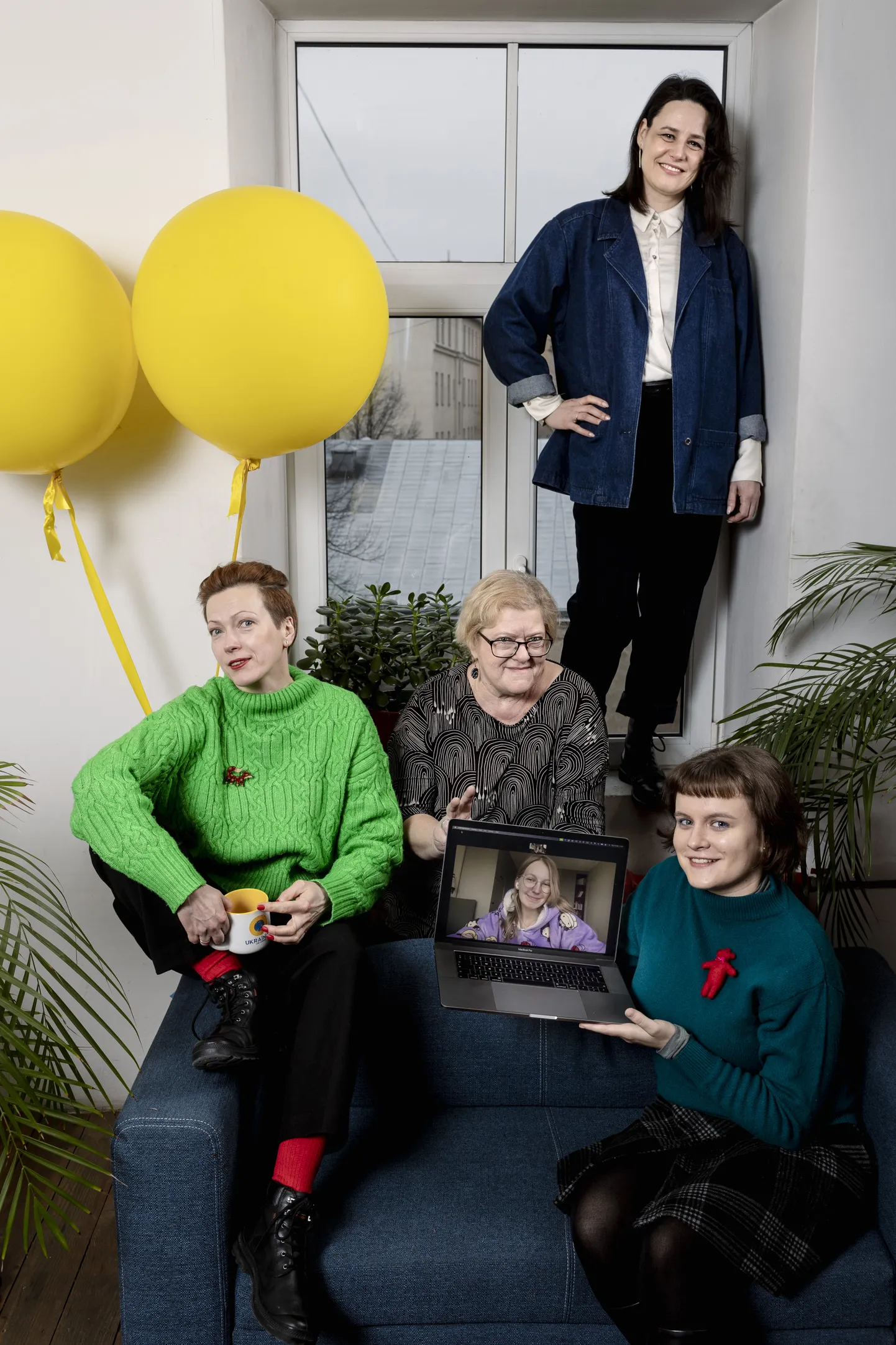 (Priekšplānā, no kreisās) Alīse Nīgale, Inese Zandere un Rute Marta Jansone. Datora ekrānā – Signe Viška, loga ailā – Zane Blanka.