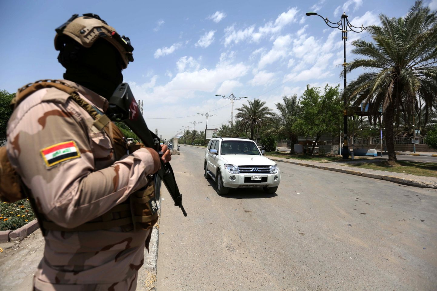 Iraagi sõjaväelane Bagdadi lähedal maanteel.