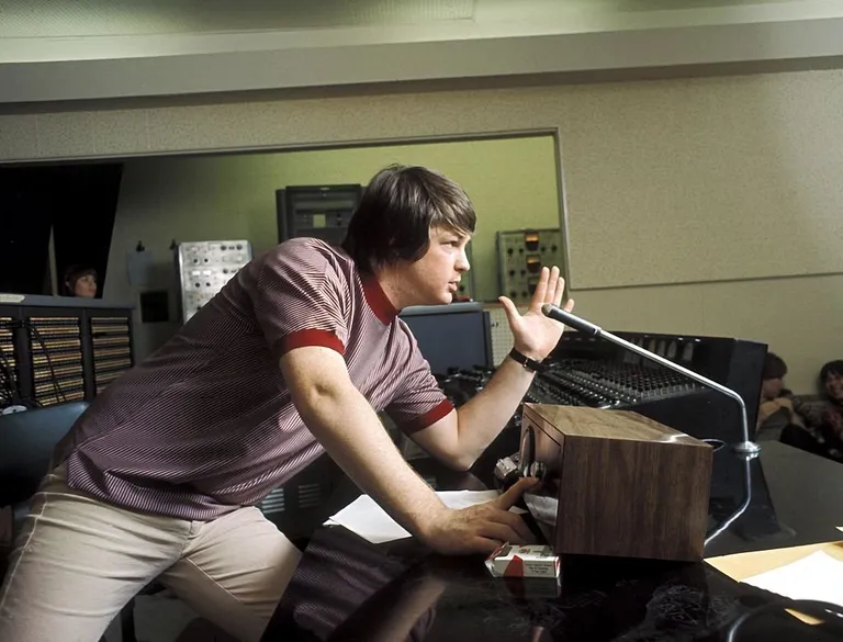 Брайан Уилсон руководит своими музыкантами в студии во время записи Pet Sounds. Лос-Анджелес, 1966 год.