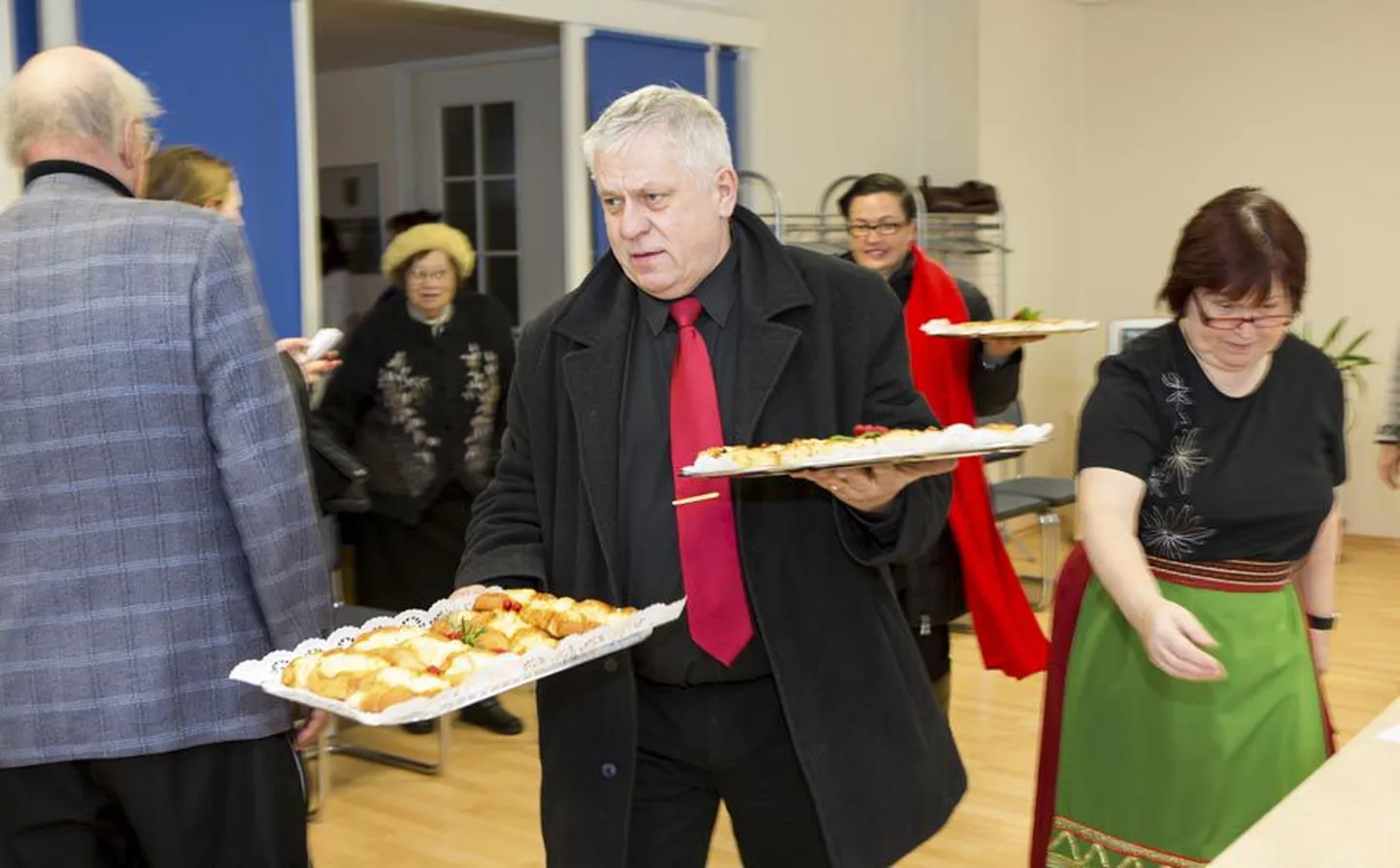 Paistust tulnud mulgikorbimeister Heiki Saar pani Mulgi ülikooli õppematerjalidena lauale vaatamiseks ja maitsmiseks viit sorti korpe.