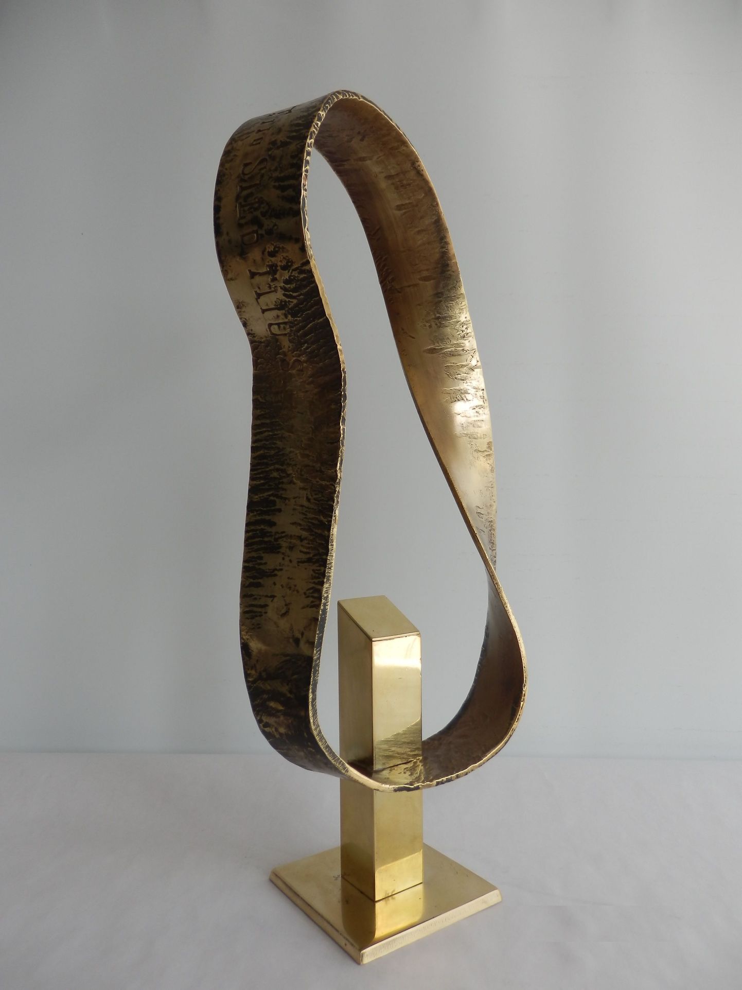 Stanislav Netchvolodovi lauaskulptuur «Möbiuse leht»