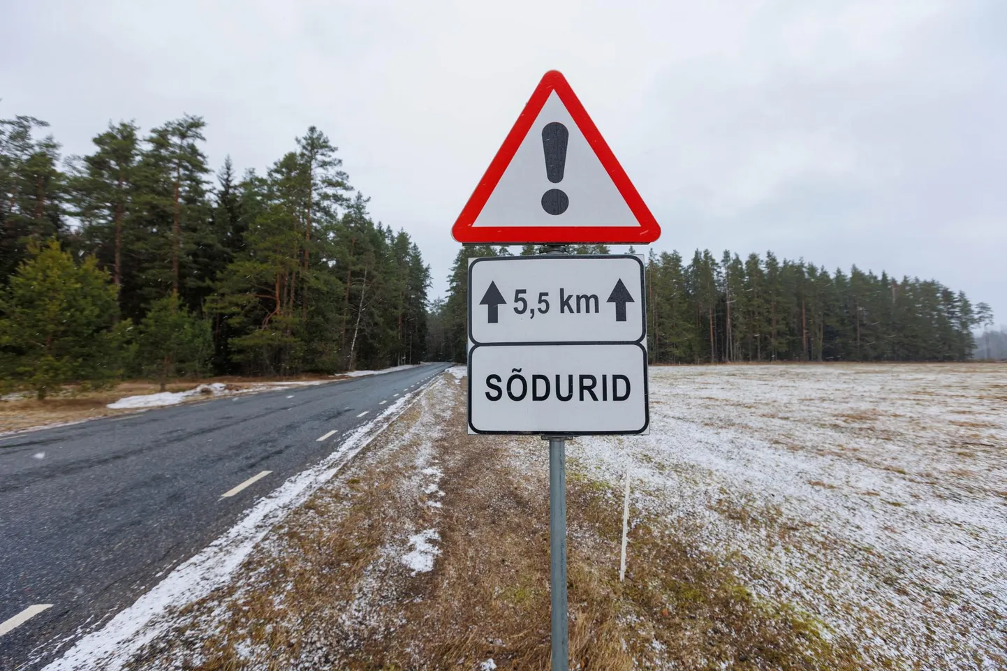 Nursi-Sõmerpalu tee, mis viib Nursipalu harjutusvälja juurde. Teel on liiklusmärk, mis hoiatab sõdurite eest.