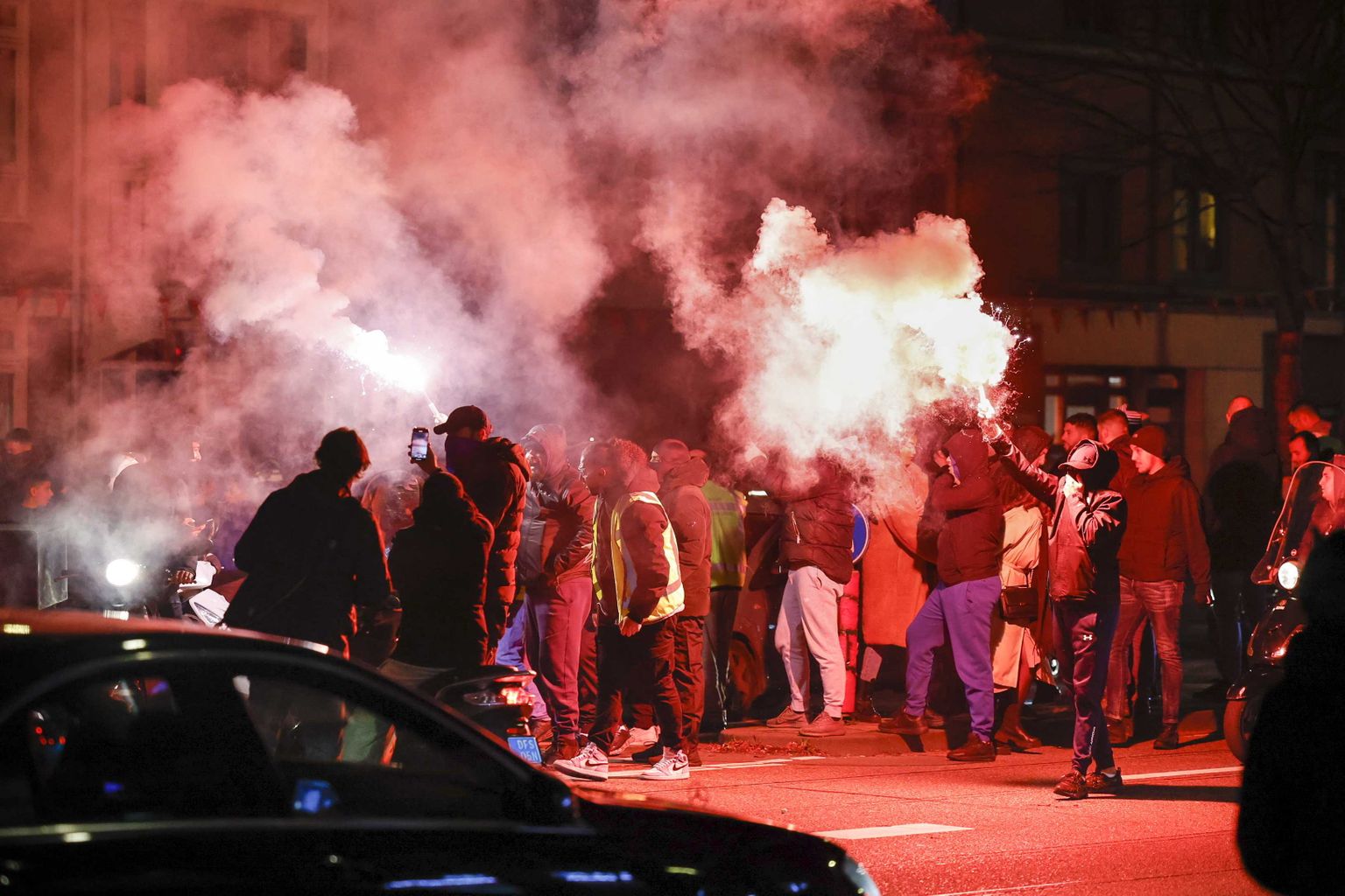 Болельщики Марокко празднуют победу своей сборной на улицах Гааги.