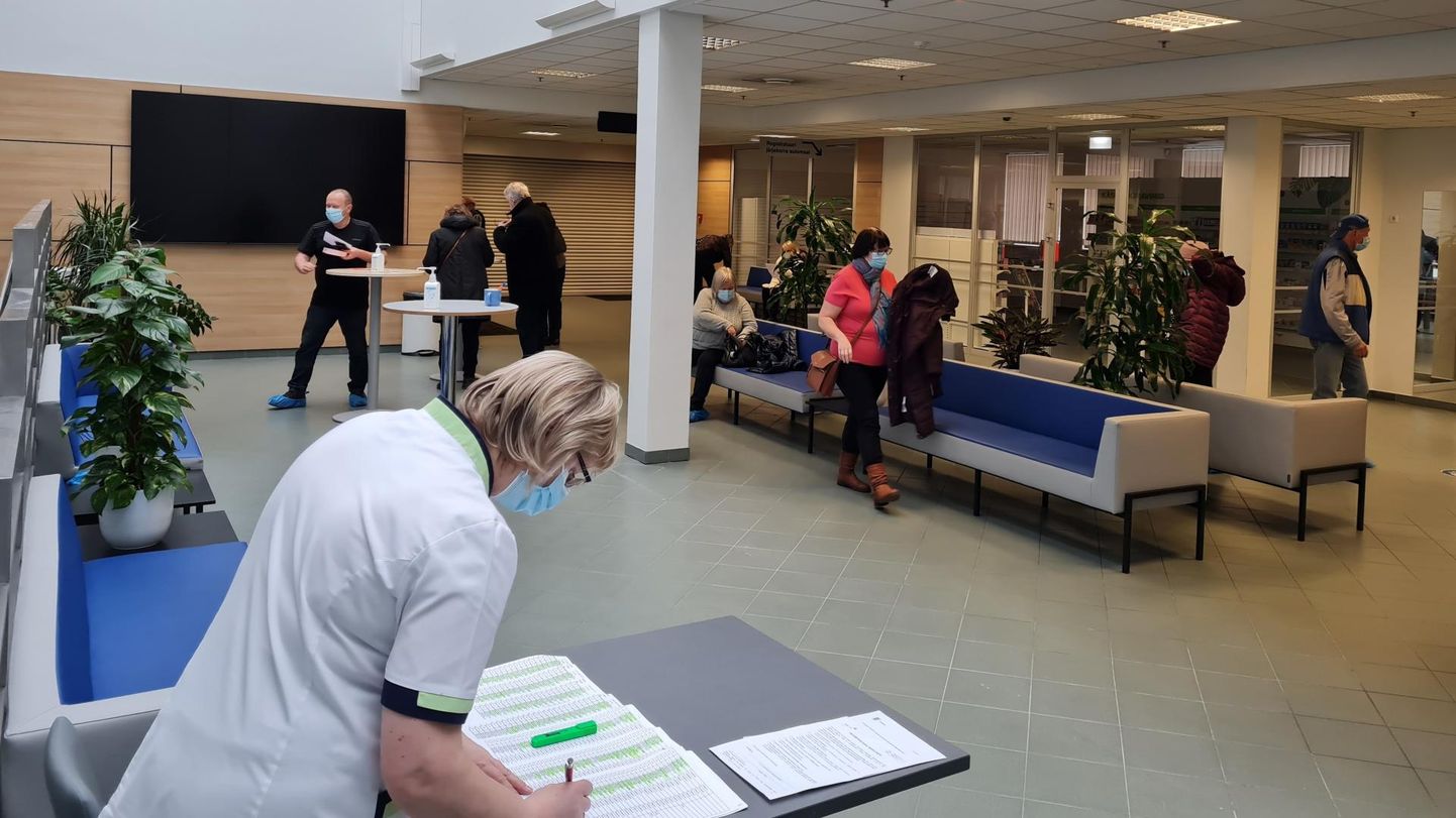 Juba mõnda aega saavad soovijad nädalavahetustel end Pärnu haiglas COVIDi vastu vaktsineerida.