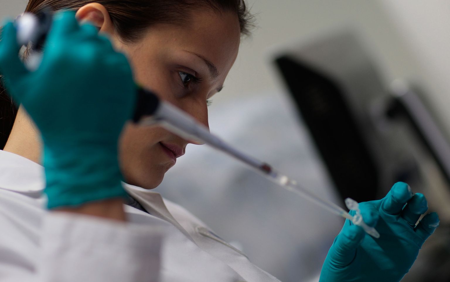 Marina Kemelman töötab New Yorgi laboris välja vaktsiini, mis ennetaks AIDSi levikut.