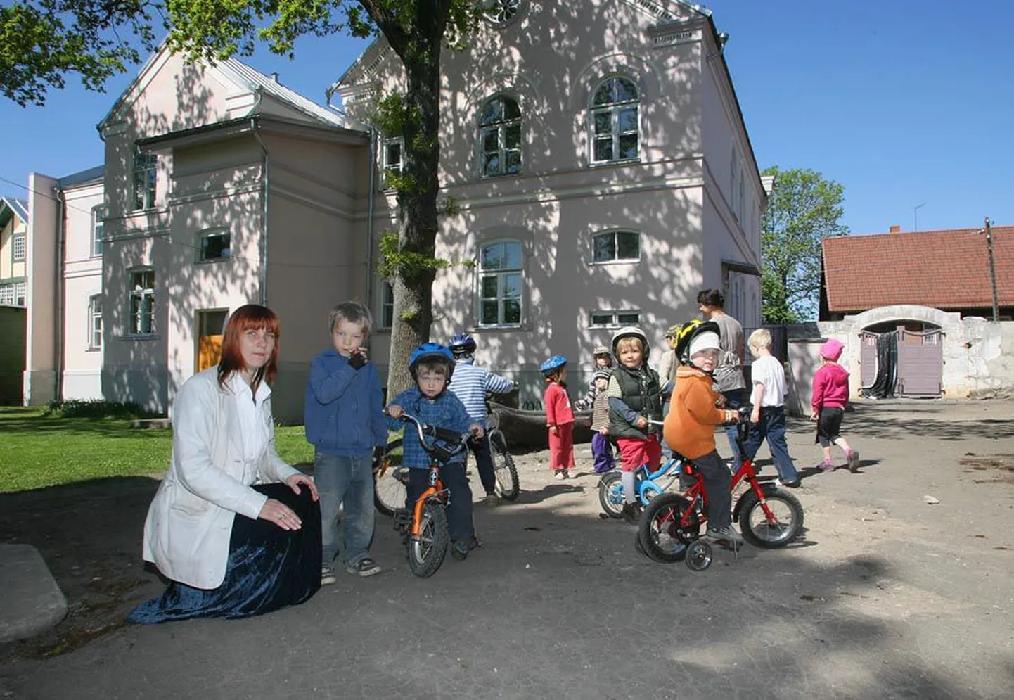 Viljandi Vaba Waldorfkooli Ühingu juhatuse liikme Piret Anieri (vasakult) pojad Sass ja Siim käivad praegu Lutsu tänaval waldorfkooli majas tegutsevas rühmas. Kooli ja lasteaia kasvades on aga ühingul vaja leida mudilaste jaoks lisaruume.