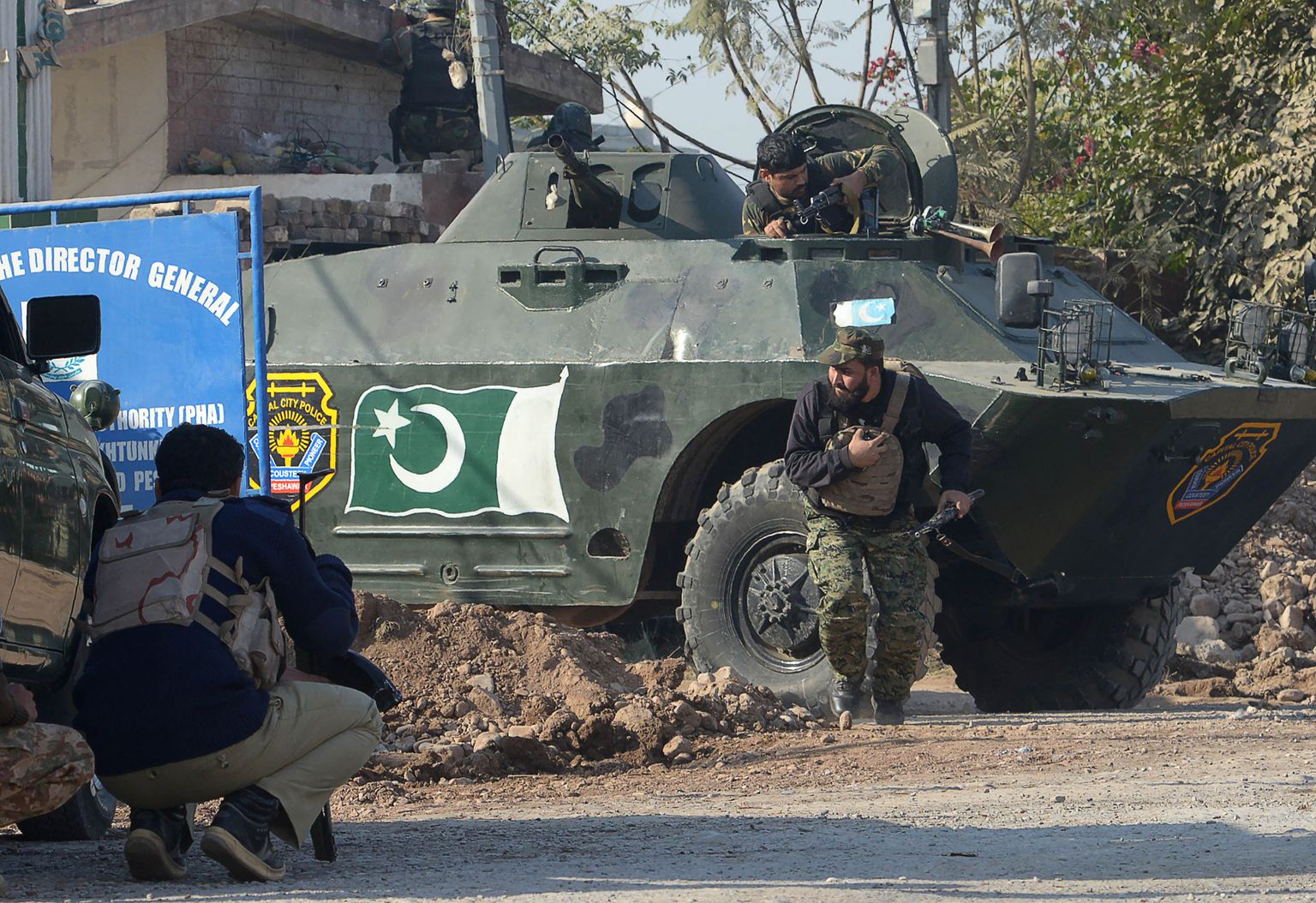 Pakistani julgeolekujõud detsembris aset leidnud Talibani rünnaku ajal põllumajandusinstituudile.