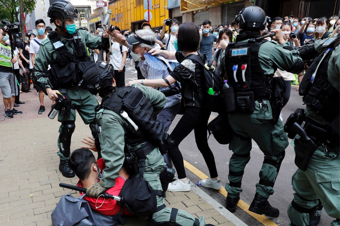 Hongkongi valitsusvastased meeleavaldajad kähmlevad märulipolitseinikega.