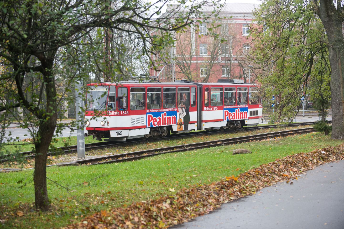 Tallinn reklaamib valitseva Keskerakonna propagandaväljaandeid Pealinn ja Stolitsa trammidel ning saadab kümneid tuhandeid ajalehti postibussiga üle kogu Eesti. Sellele kulub sadu tuhandeid eurosid pealinlastest maksumaksjate raha.