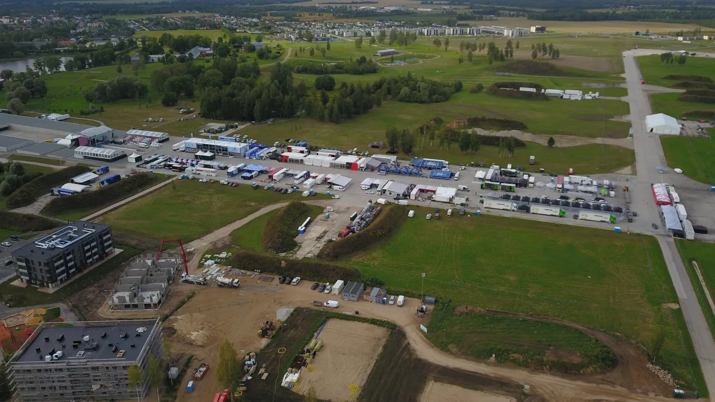 Rally Estonia teeninduspark ERMi taga. Ott Tänaku ja Martin Järveoja kodumeeskonna Hyundai teenindusala asub ERMi tagumises parklas vasakul.