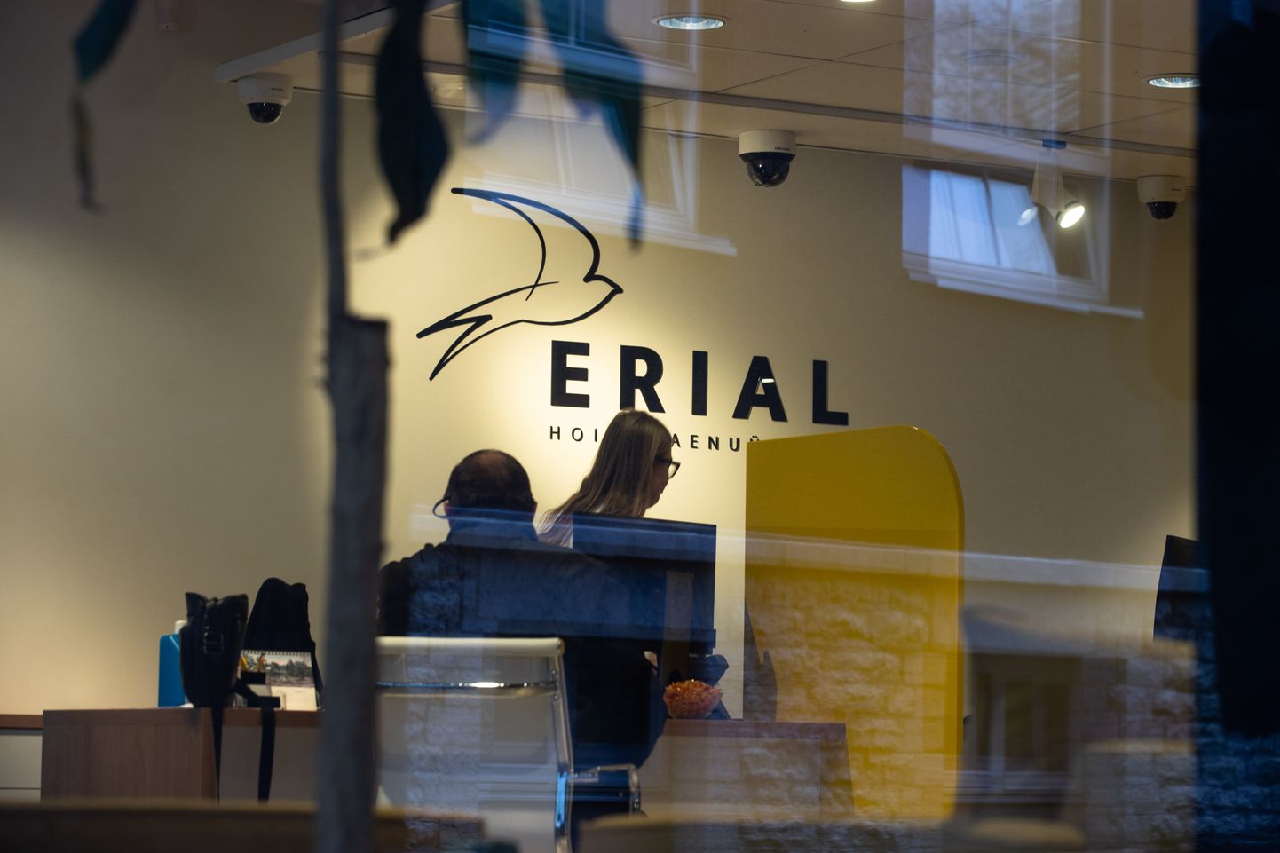 Esialgsetel andmetel on ERIALi hoiustajatele omastamisega tekitatud kahju üle 1 miljoni euro. Prokuratuur taotleb altkäemaksu andmises ja võtmises kahtlustatavate vahistamist.