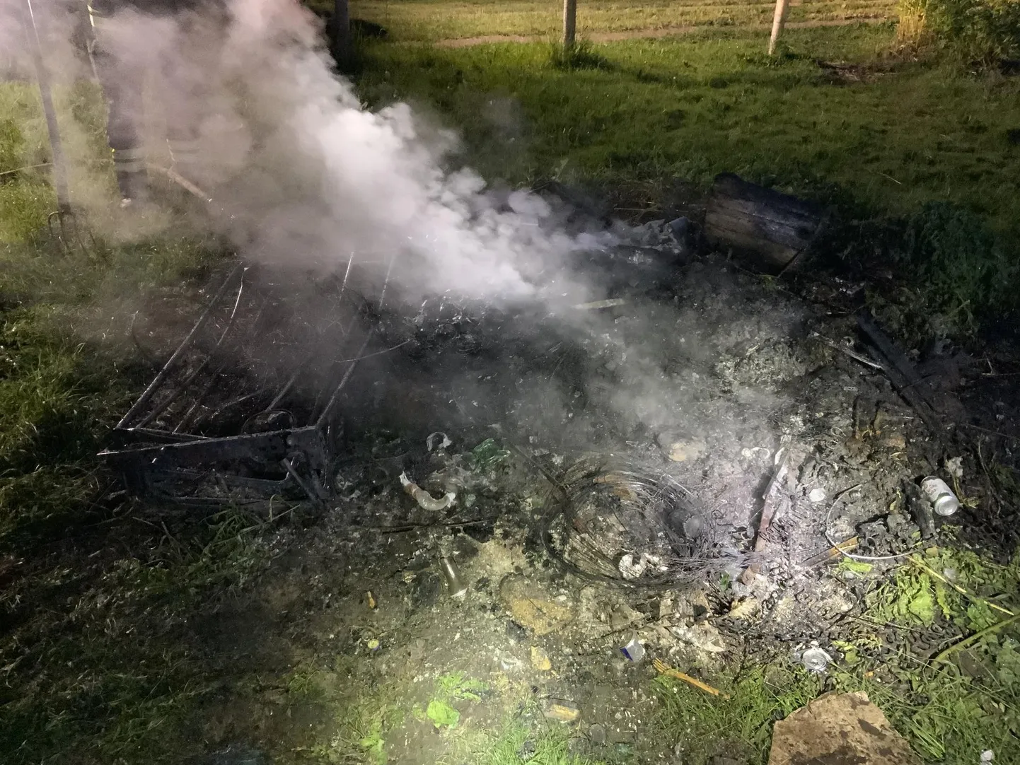 Kontoritooli tõstemehhanismi ballooni plahvatus lõkkes lennutas nahale põlevaid plastitükke.FOTO: Lõuna-Eesti Pommigrupp