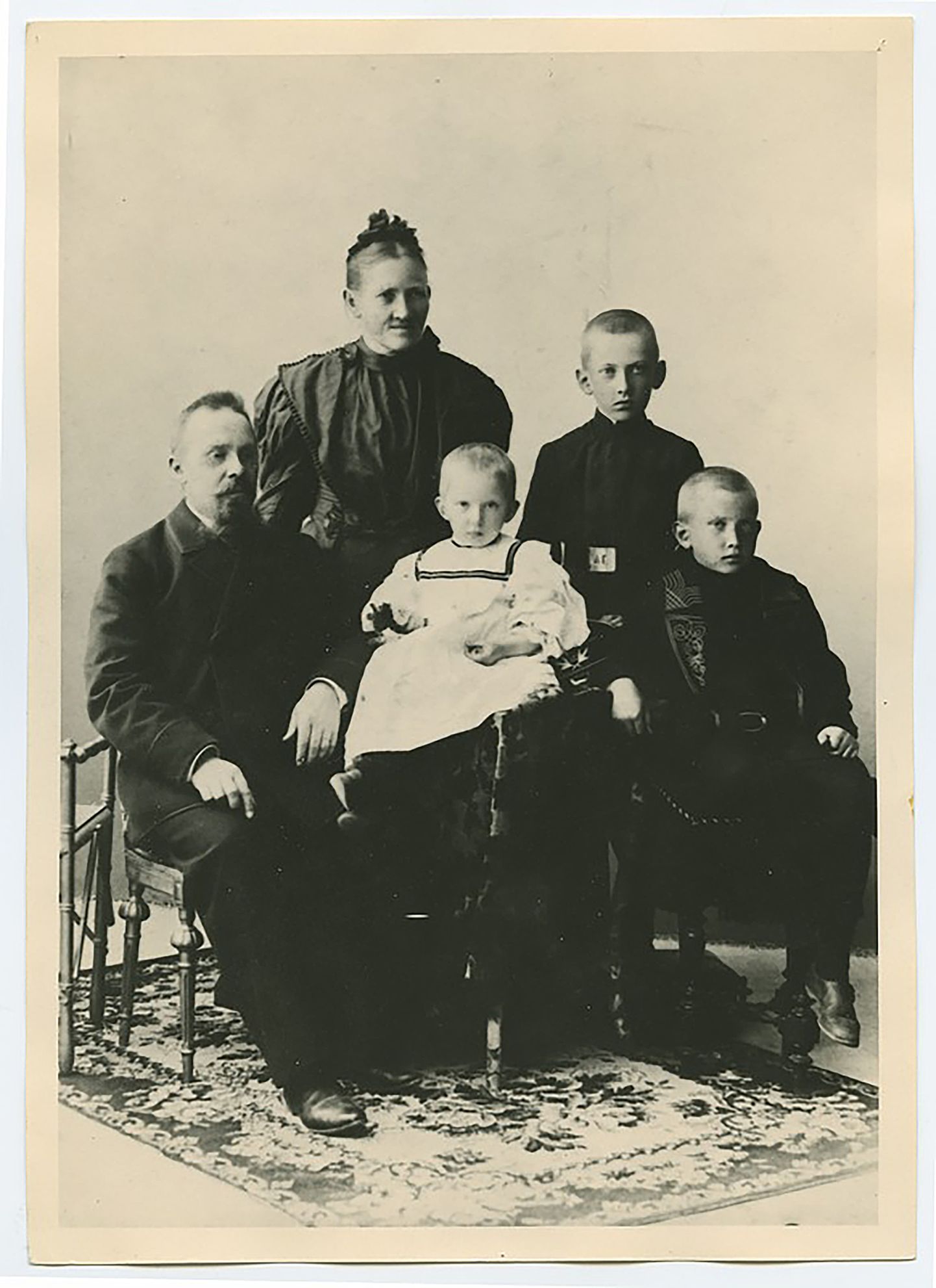 KINGISSEPPADE PERE. Vasakult Eduard Kingissepp (1854–1926), abikaasa Elise (1851–1939), tütar Meta Melita (1895–1976), poeg Victor Eduard (1888–1922), poeg Oskar Theodor (1890–1943). U 1898. (TLM 3415).