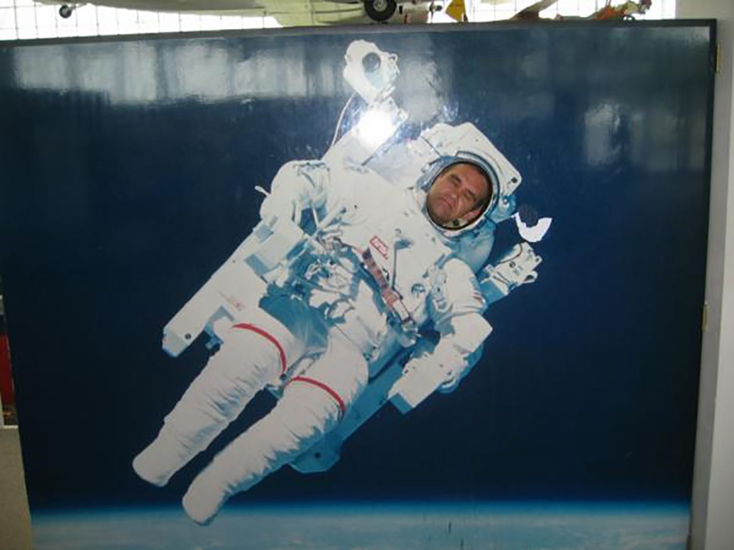 Ainus üksikkandidaat Jüri Malsub 2004. aastal Seatlis lennundusmuuseumis poseerimas astronaudina. Kas eelseisvad valimised lennutavad ta Toompeale, selgub 3. märtsi hilisõhtul.