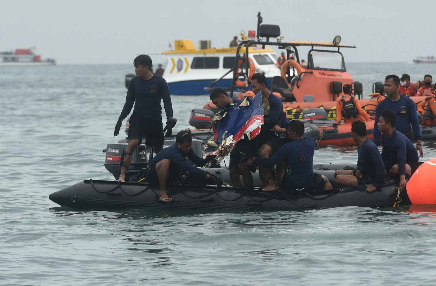 9. jaanuaril kukkus Jakarta lähedal alla lennufirma Sriwijaya Air Boeing 737, politsei (esiplaanil) ja päästjad leidsid merest nii lennukiosi kui surnukehi, ka tegid kindlaks mustade kastide asukoha.
