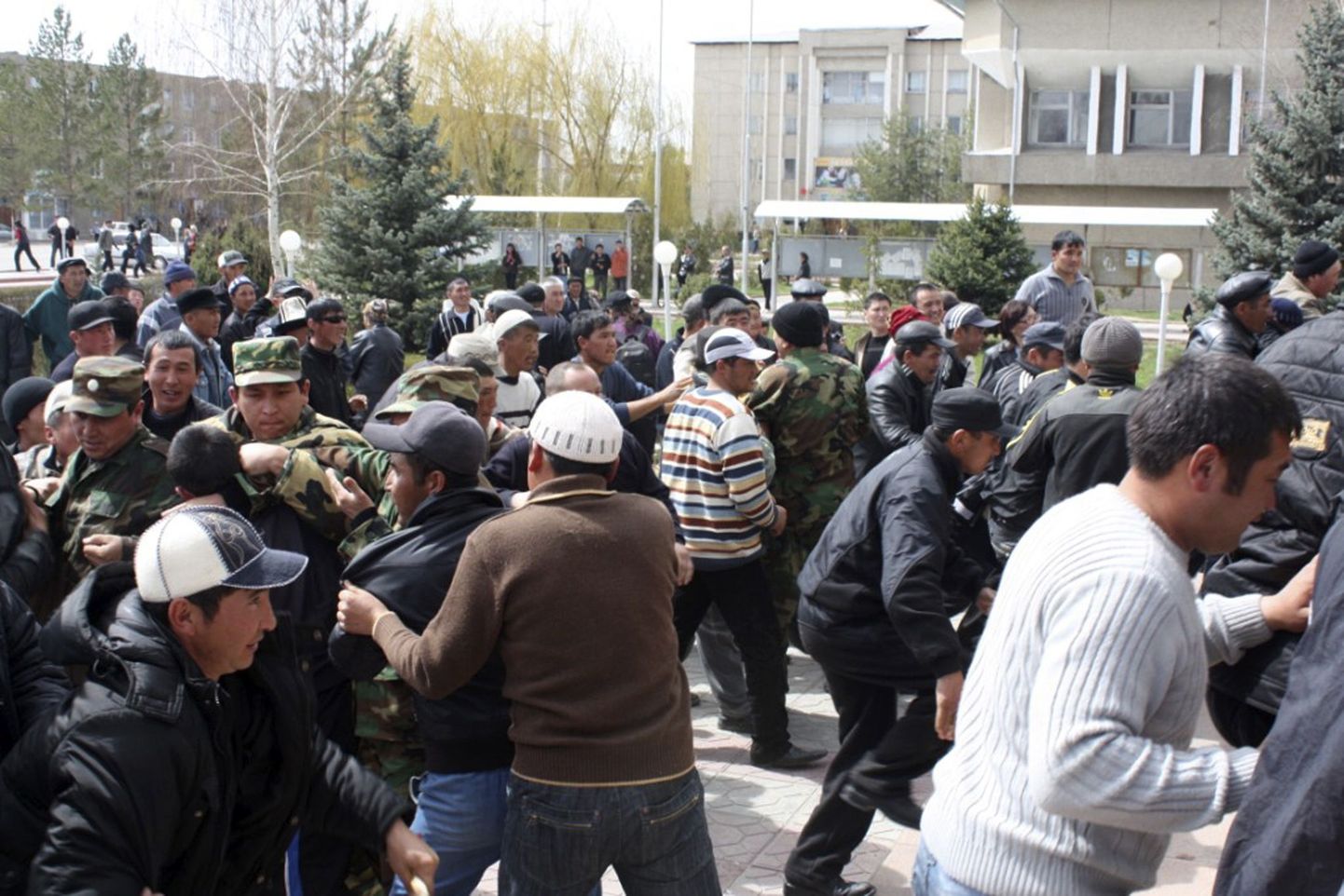 Politseinikud ja sõjaväelased kähmlesid eile Talasi linnas meeleavaldajatega.