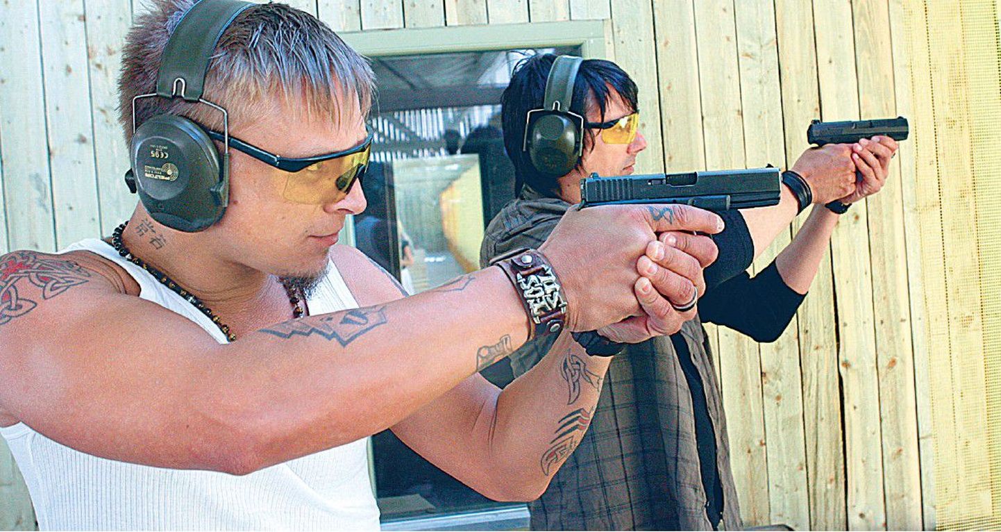 Tanel Padar (vasakul) ja Hendrik Sal-Saller Tallinnas Männiku lasketiirus võidu tulistamas.