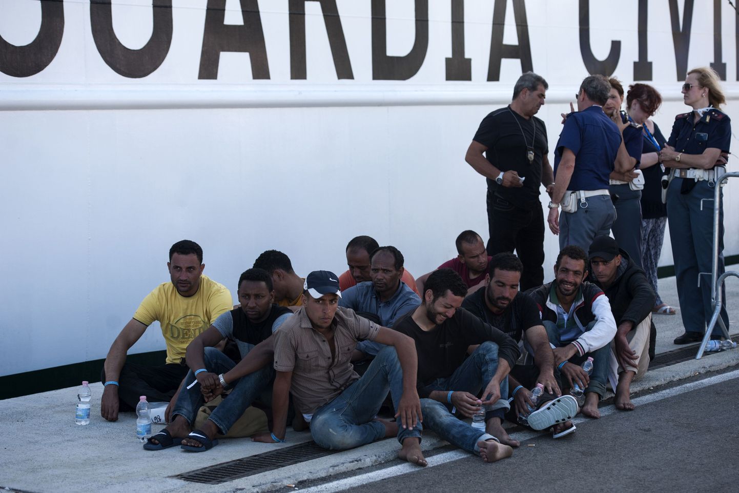 Migrandid Salerno sadamas.