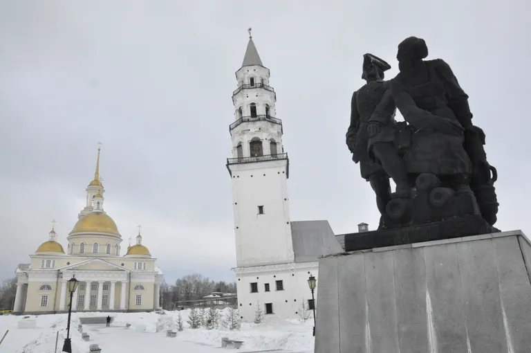 Torni rajaja Demidovi monument koos Peeter I-ga
