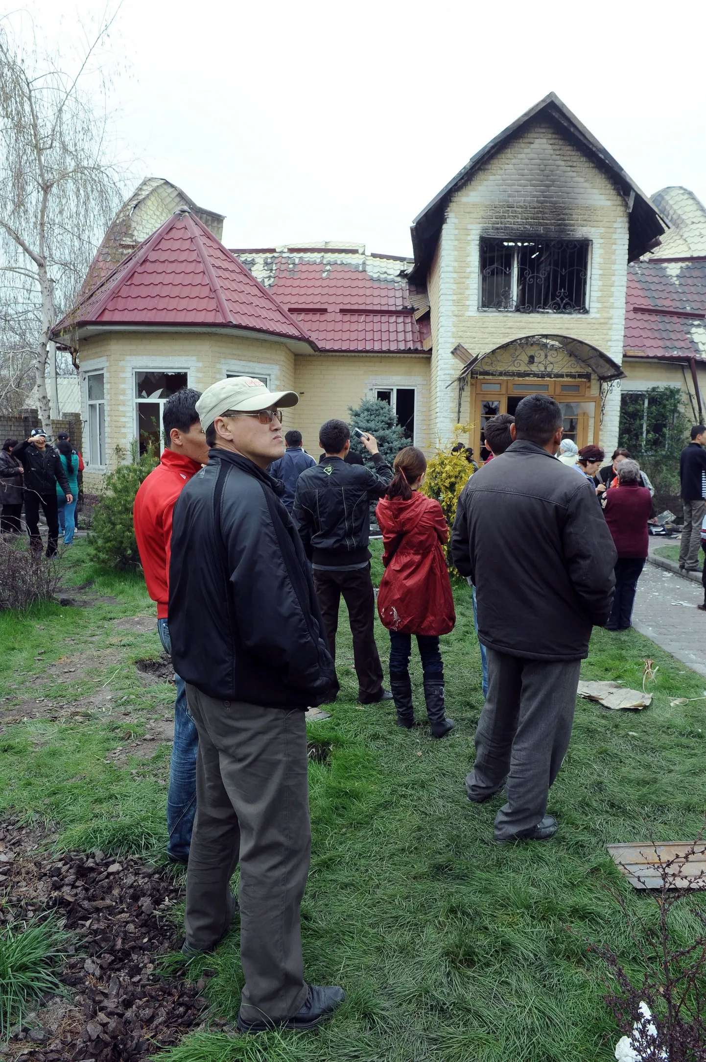 Kirgiisid rüüstatud eramu juures Biškekis, kus varem elas president Kurmanbek Bakijev.
