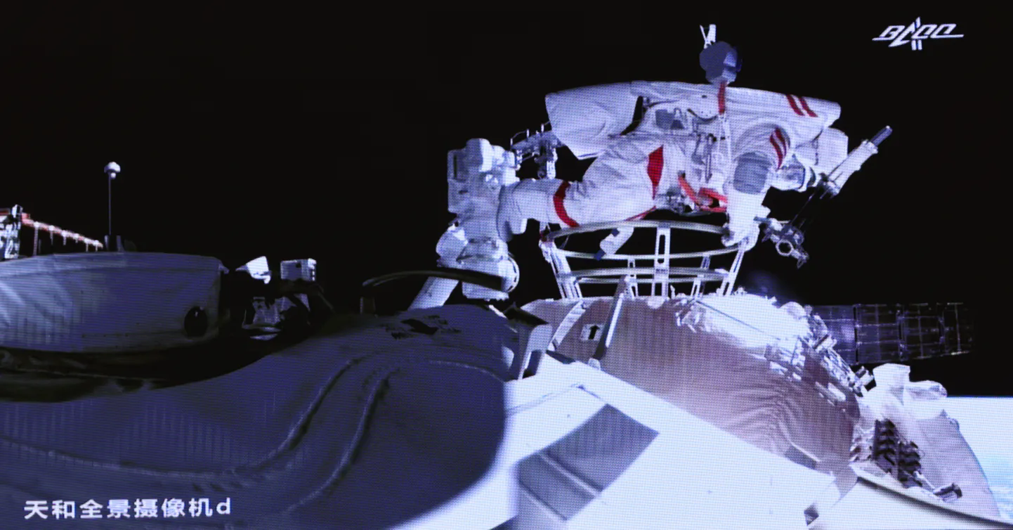 Hiina astronaut avakosmoses.