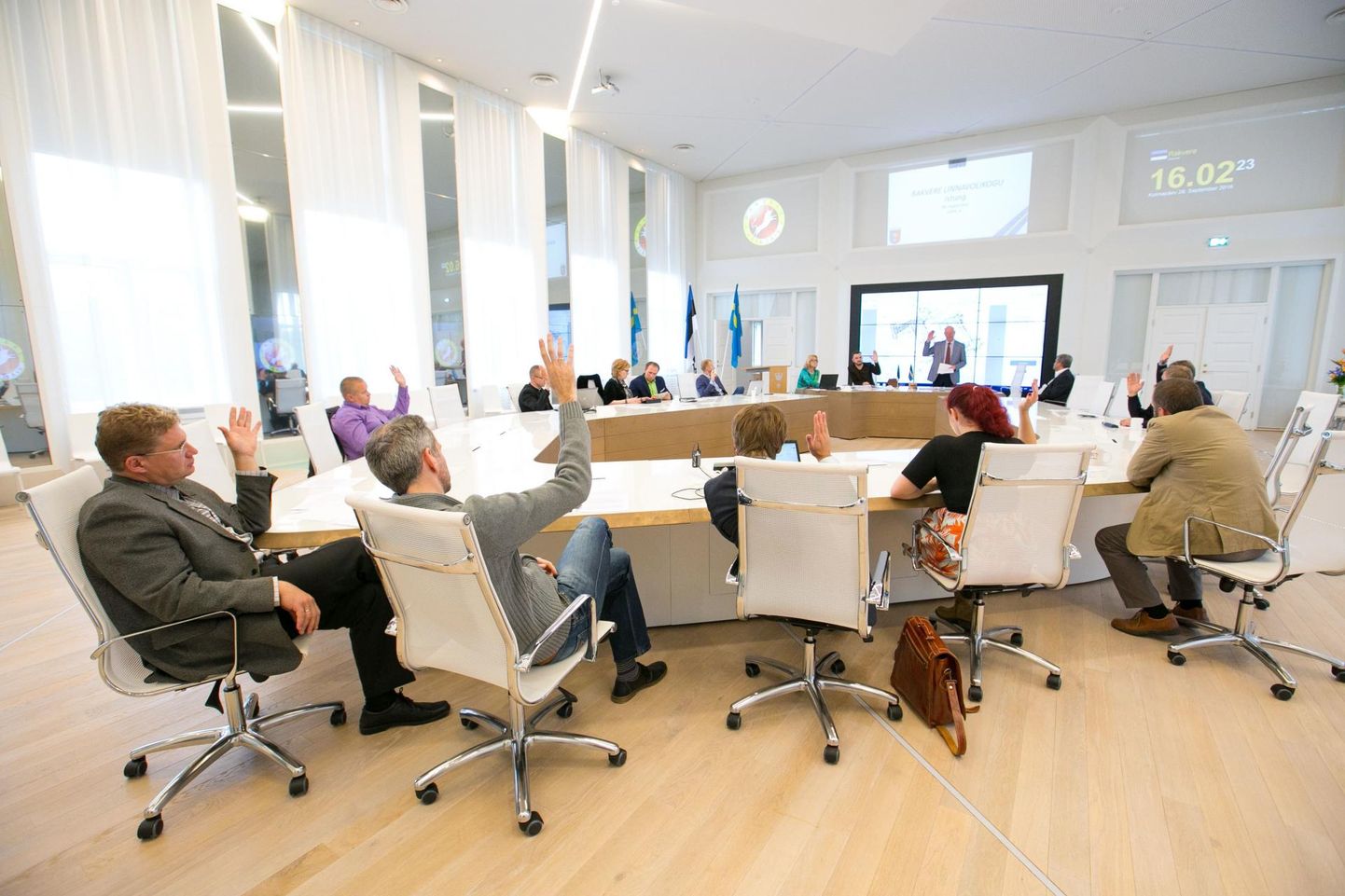 Rakvere linnavolikogu peab istungeid linnavalitsuse valges saalis.