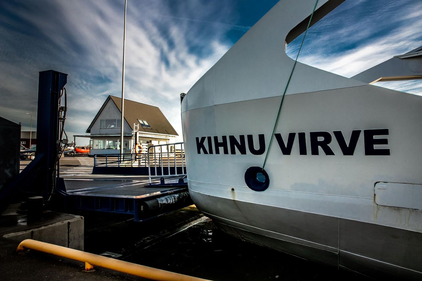 Hommikused Kihnu–Munalaiu reisid jäid tugeva tuule tõttu ära, päevased reisidki on küsimärgi all.