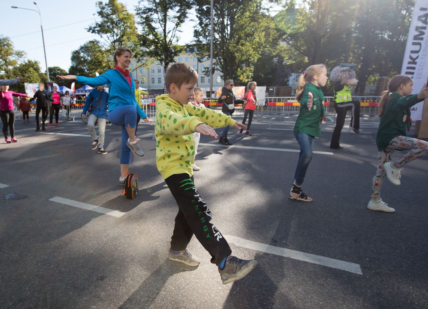 TALLINN, EESTI : 24SEP17
Autovaba päeva üritused Pärnu maanteel. Lapsed võimlevad. 
Foto: LIIS TREIMANN/POSTIMEES