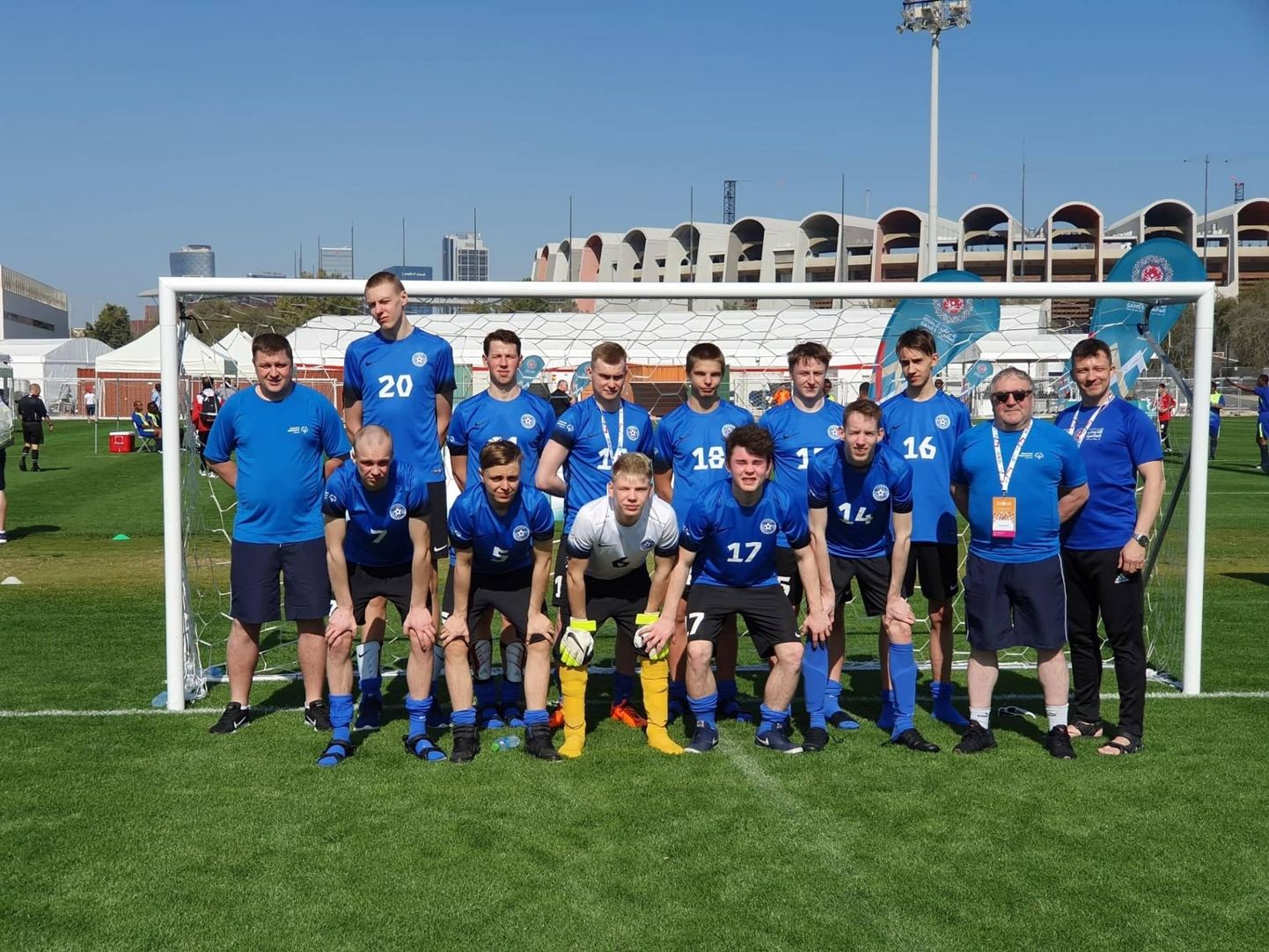 Araabia Ühendemiraatides algasid neljapäeval eriolümpia suvised maailmamängud, millest võtavad osa ka Eesti jalgpallurid, kelle juhendaja on Viljandi Tuleviku tegevjuht ja treener Rain Tölpus (vasakul).