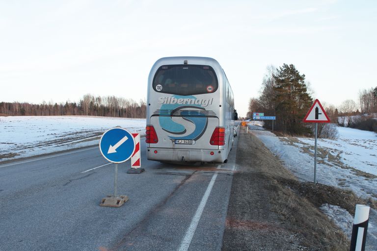 Läti kalamehed pidid süttinud mootoriga bussi Hinsa külasse tee äärde maha jätma.