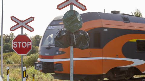 Rööbastele astunud mees sai Elvas reisirongilt löögi