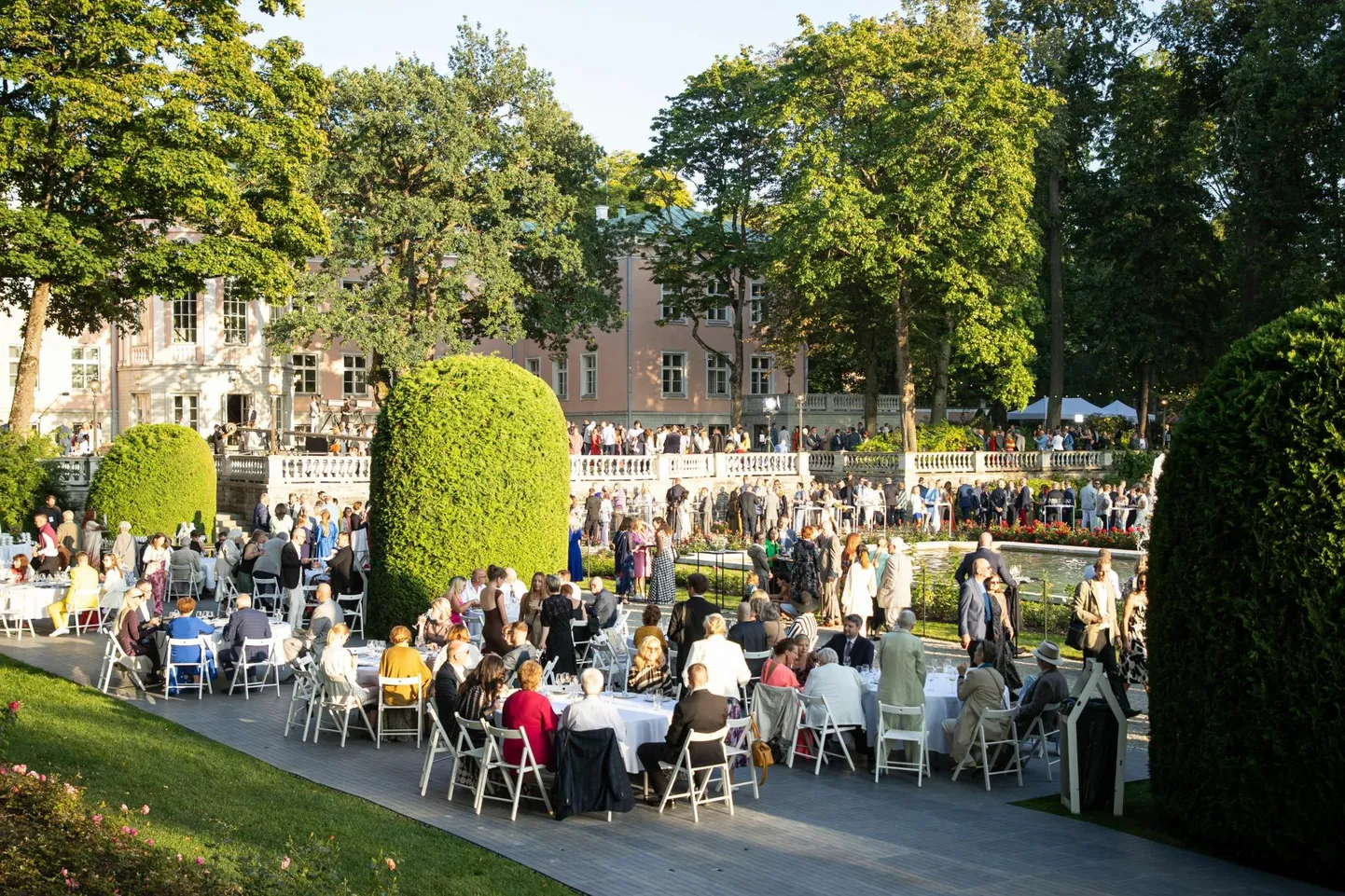 Eesti iseseisvuse taastamise 33. aastapäeva tähistamine presidendi roosiaias.