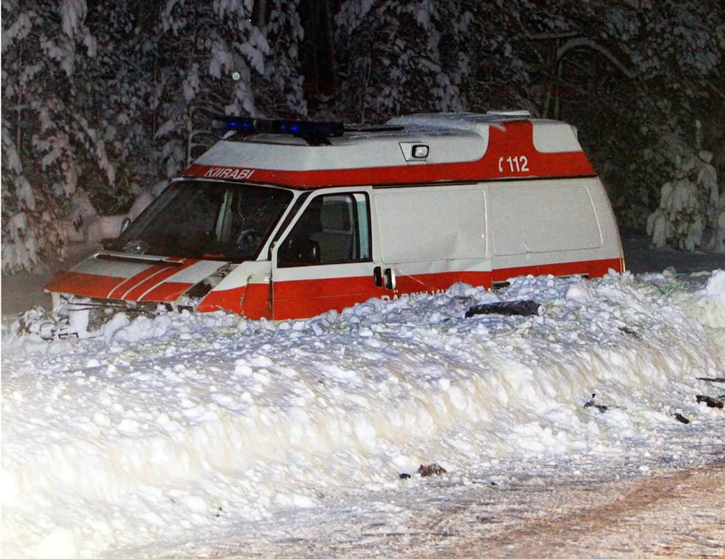 Ainus lumeoludest tingitud raske õnnetus toimus Pärnumaal, kus kiirabi sattus libedal teel valesid sõiduvõtteid kasutanud sõiduauto juhi tõttu avariisse, milles hukkus sõidukis olnud väikelaps. Kiirabil nii õnnetult ei läinud.