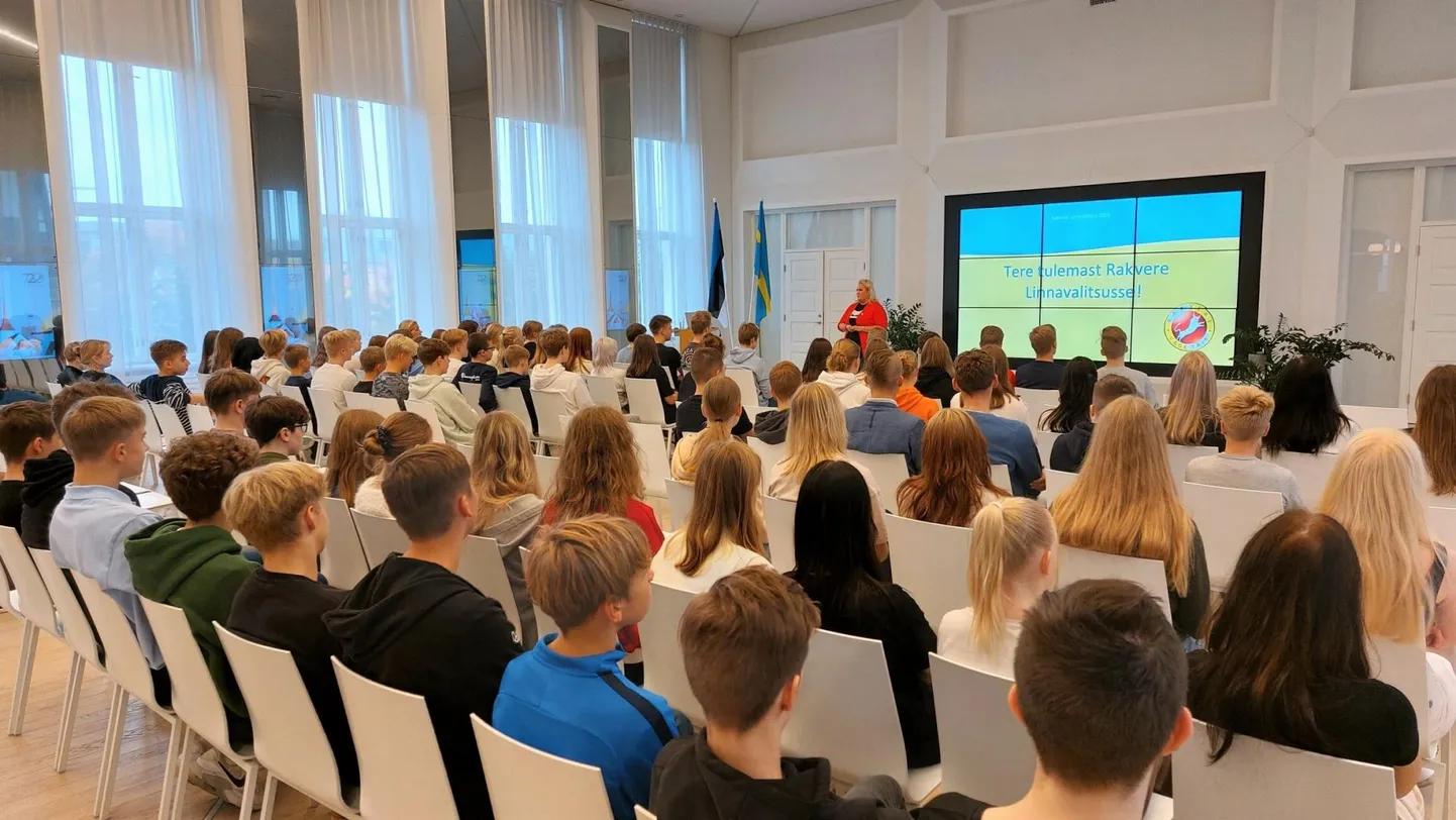 Õpilased Rakvere linnavalitsuses.