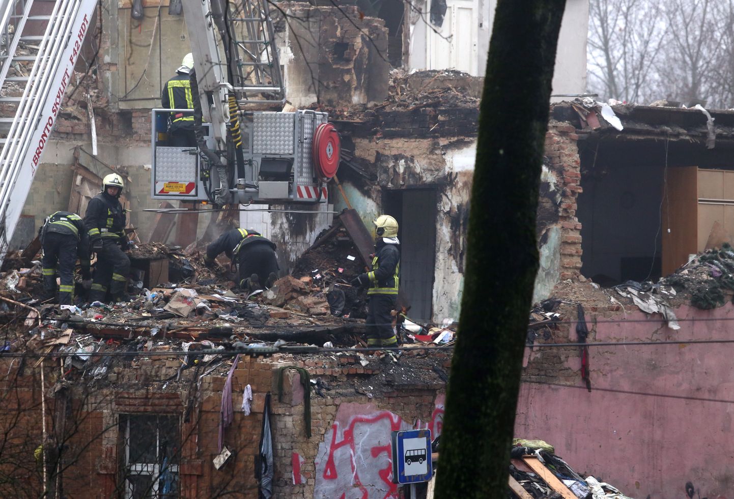 Ugunsdzēsēji strādā sprādzienā nopostītās trīsstāvu dzīvojamās mājas daļā Melnsila ielā 2, Āgenskalnā.