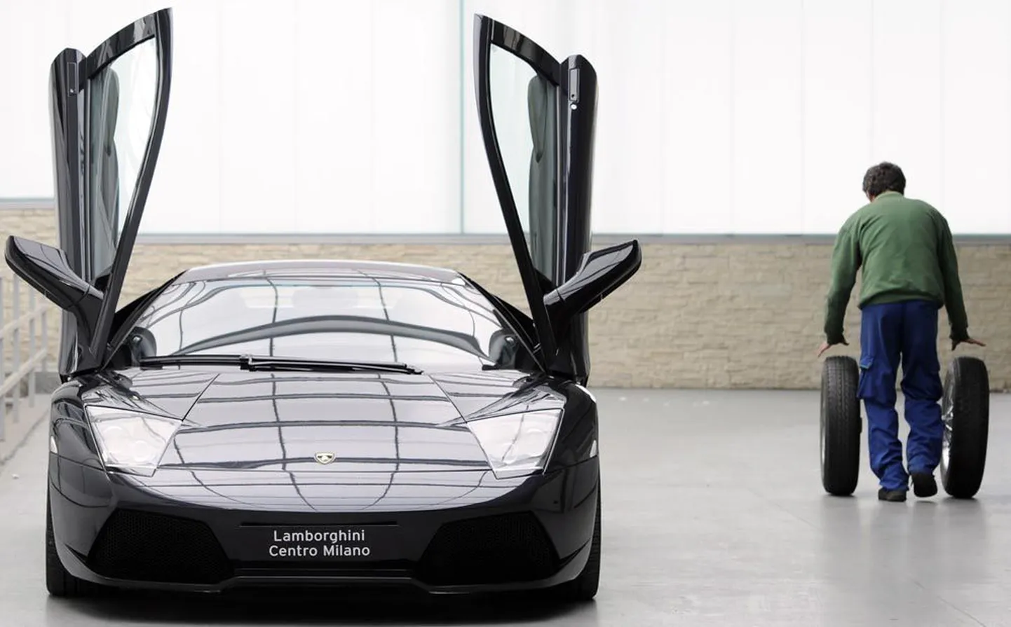 Politseireidid ja luksusmaksu tõus vähendasid Lamborghinide müüki jaanuaris 53 protsenti.