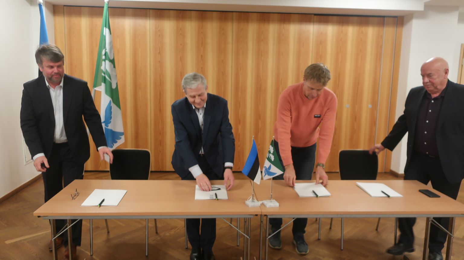 Allkirjad koalitsioonileppele andsid Lennart Liba (vasakult, Reformierakond), Georg Pelisaar (Keskerkond), Arne Tilk (Isamaa) ja Leander Konks (valimisliit Põlva Areng).