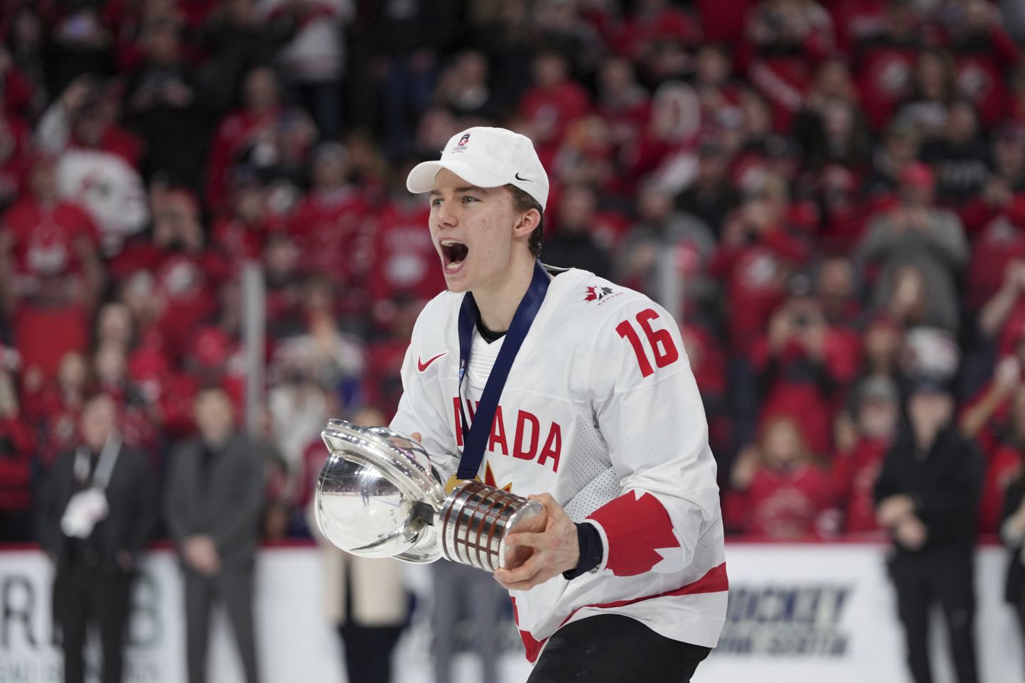 Kanādas hokeja jaunā zvaigzne Konors Bedards