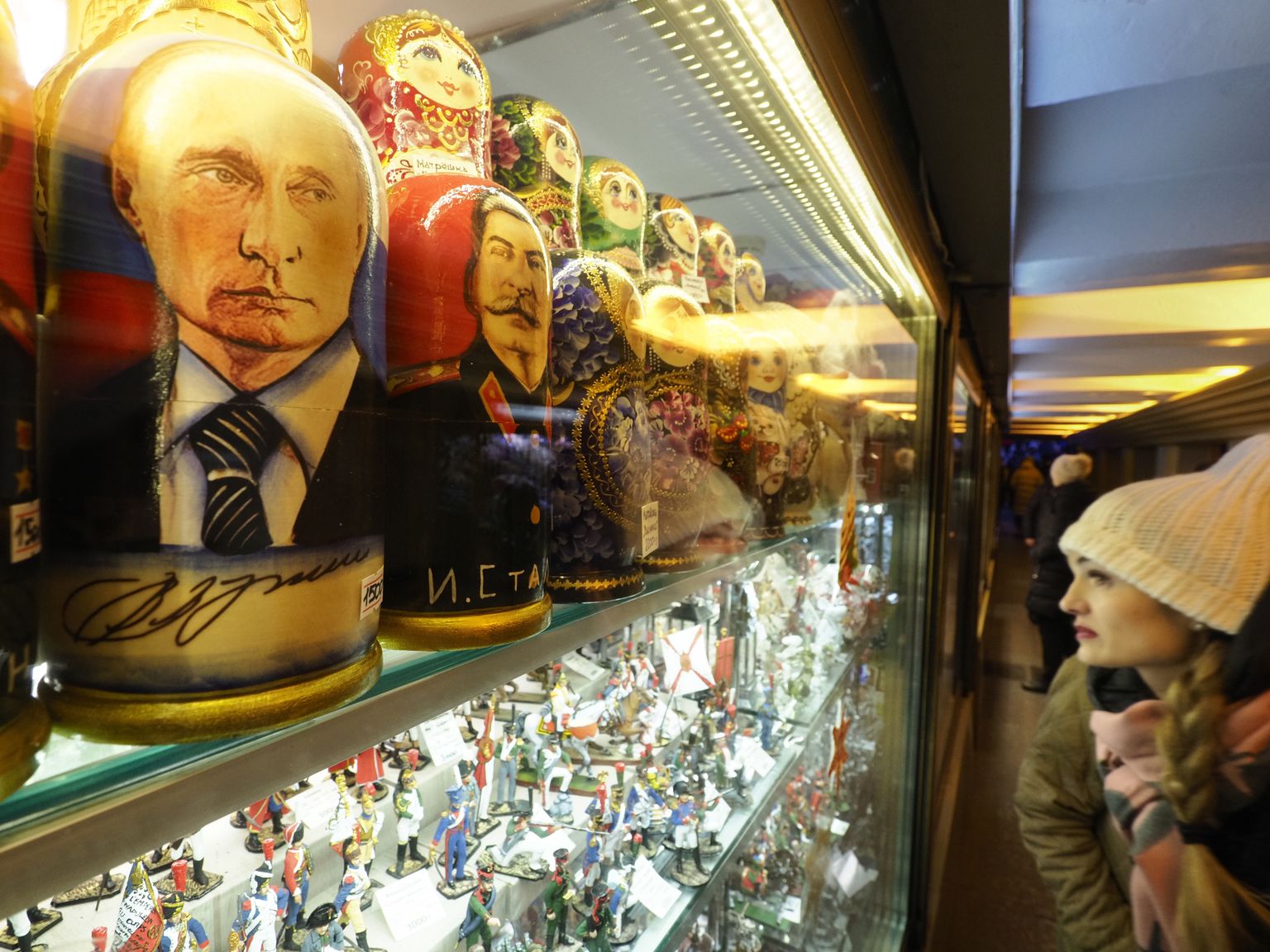 Матрешки с изображением Владимира Путина и Иосифа Сталина
