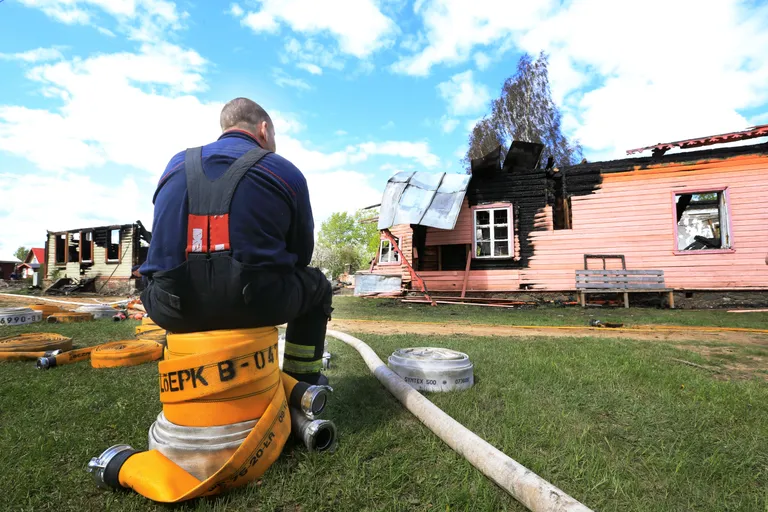 Hingetõmme (III koht). Ööl vastu 16. maid sai Piirissaarel ühe maja sügavkülmiku elektrisüsteemi rikkest alguse kolm maja ja palvela hävitanud tulekahju. Räpina, Tartu ja Värska päästjad suutsid vastu hommikut tulekahju lokaliseerida, kuid kustutustööd jätkusid veel hilise pärastlõunani, lubades nüüd küll ka juba nappe hingetõmbepause.