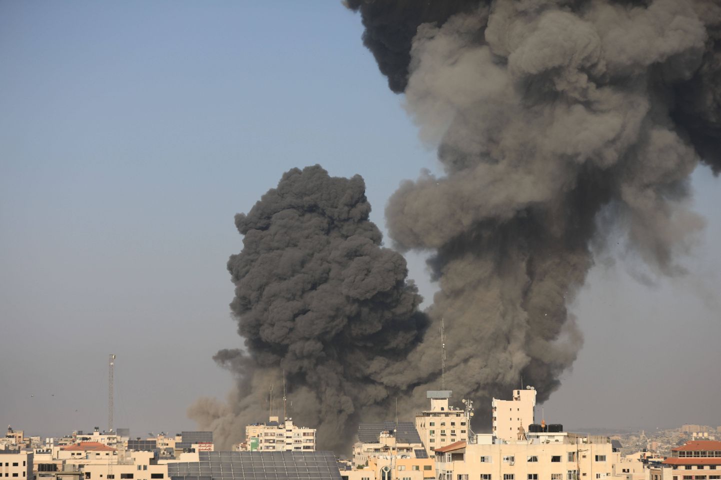 Густая пелена дыма поднимается над городом Газа после израильских авиаударов.
