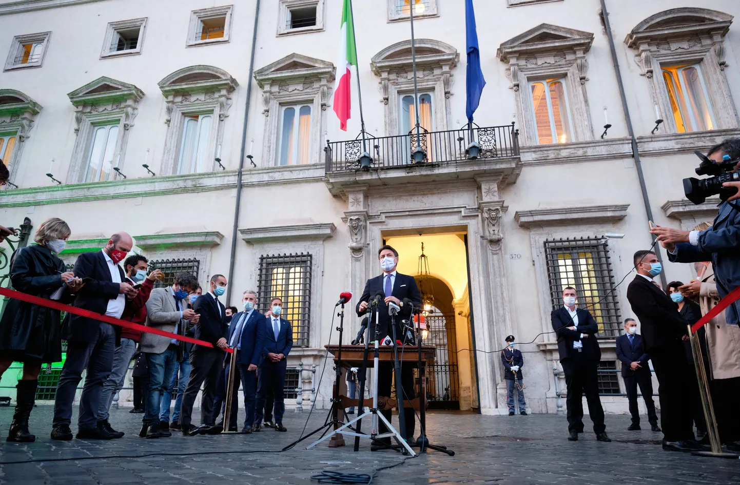 Peaminister Giuseppe Conte pressikonverentsil.