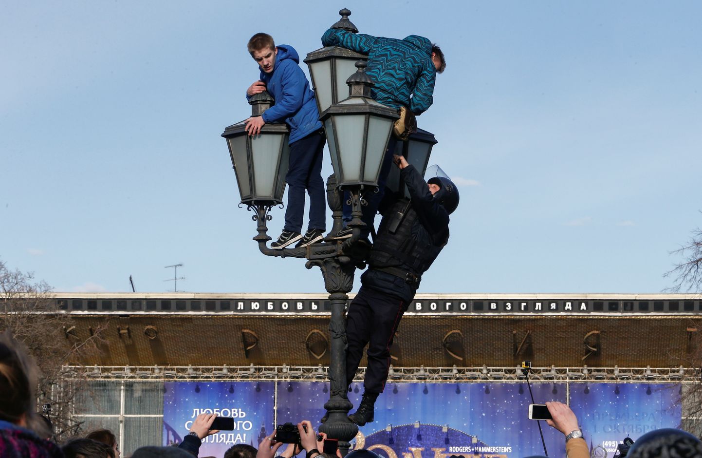 Фотографии молодых людей на Пушкинской площади облетели мировые СМИ и стали визуальным символом акции "Он вам не Димон".