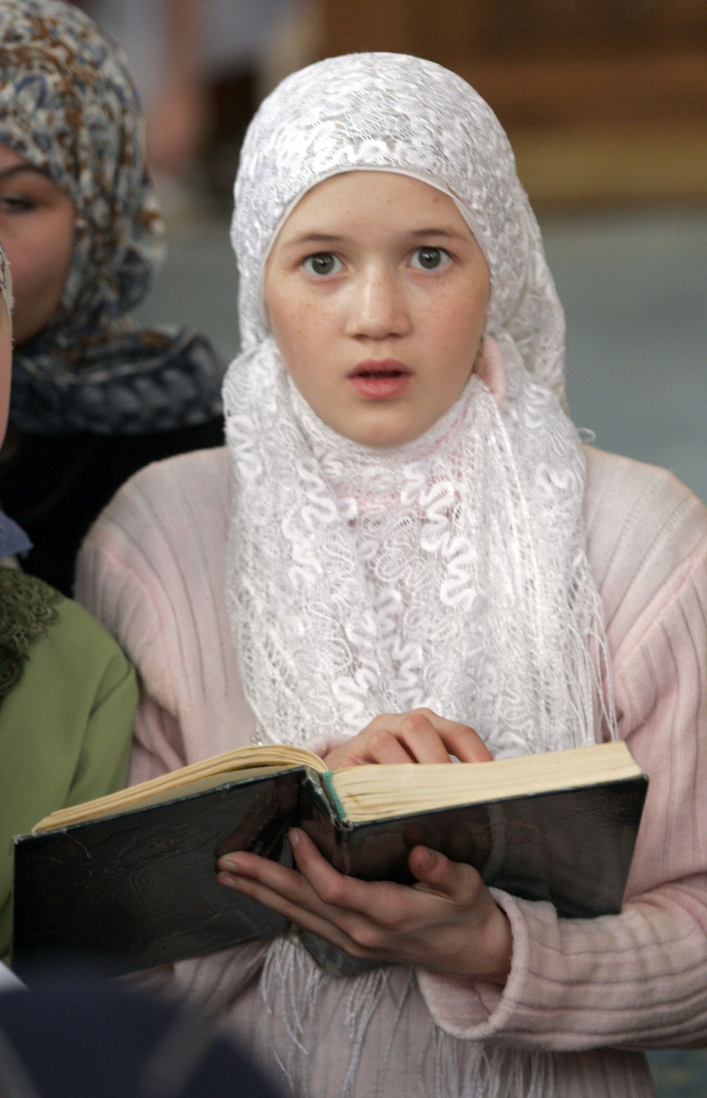 Tatari laste koraanilugemiskonkursil osalenud tüdruk.