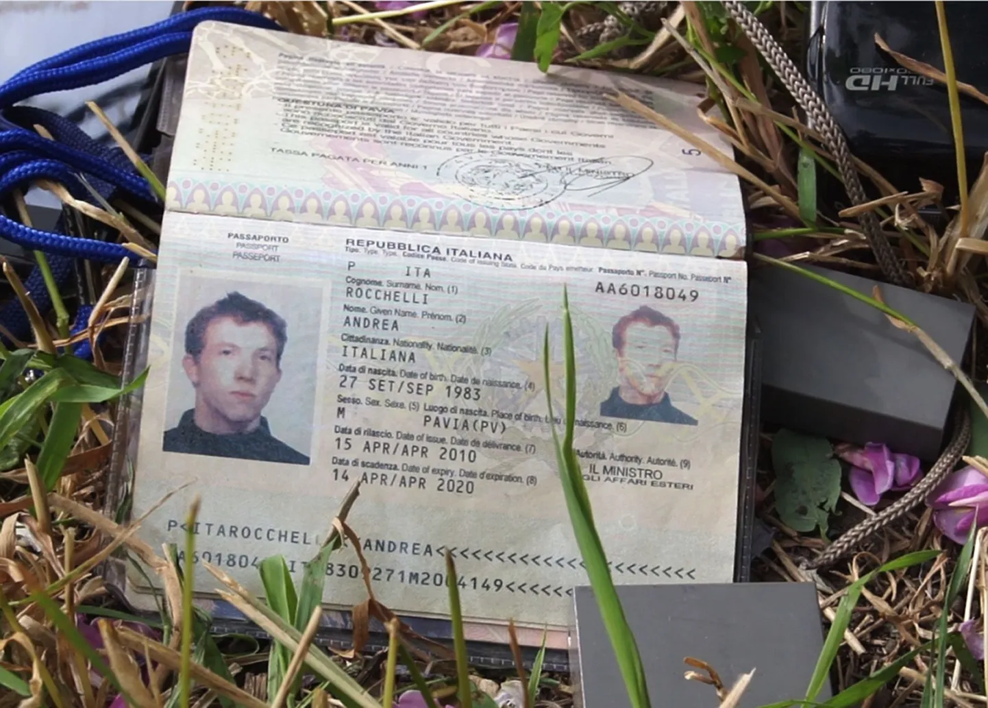 Паспорт убитого итальянского журналиста Андреа Рокелли.