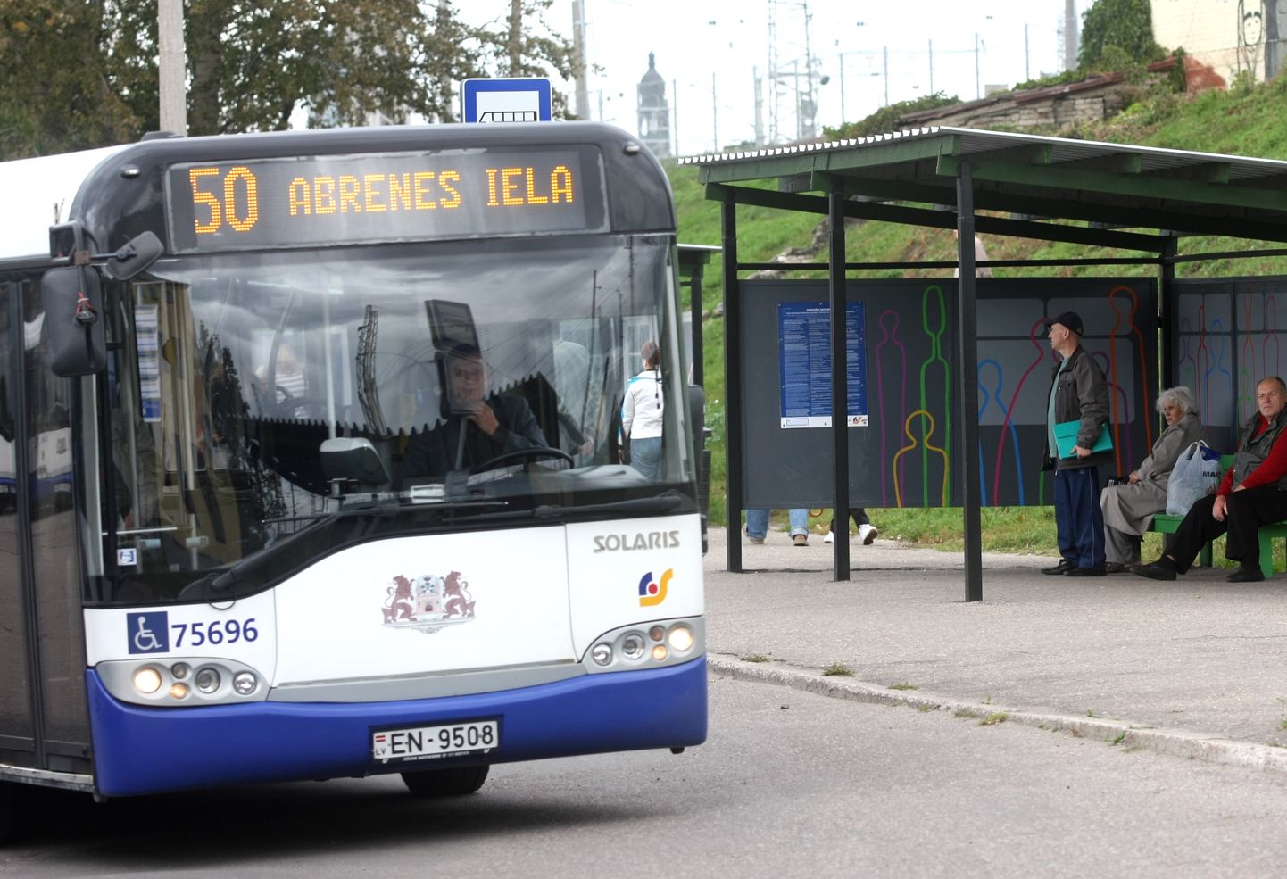 Autobuss atjaunotajā autobusu pieturvietā Abrenes ielas galapunktā, kurai topošie dizaineri piešķīruši māksliniecisku noformējumu.