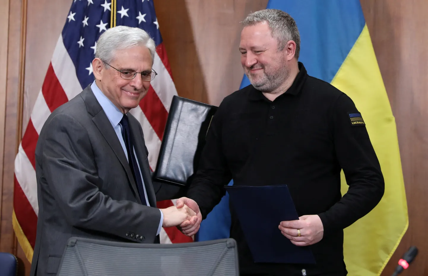 Генеральный прокурор США Меррик Гарланд пожимает руку генеральному прокурору Украины Андрею Костину, когда они вместе появились на пресс-конференции, чтобы рассказать о судебном преследовании за военные преступления, предположительно совершенные российскими войсками в Украине, Министерство юстиции США, Вашингтоне, 17 апреля 2023 года.