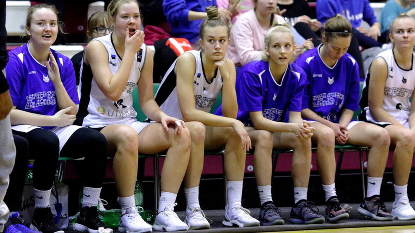 Helerin Kass (vasakult kolmas) ja U18 tüdrukute korvpallikoondis.